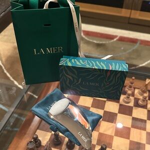 La Mer Skincare Set with Silver and Green Accents